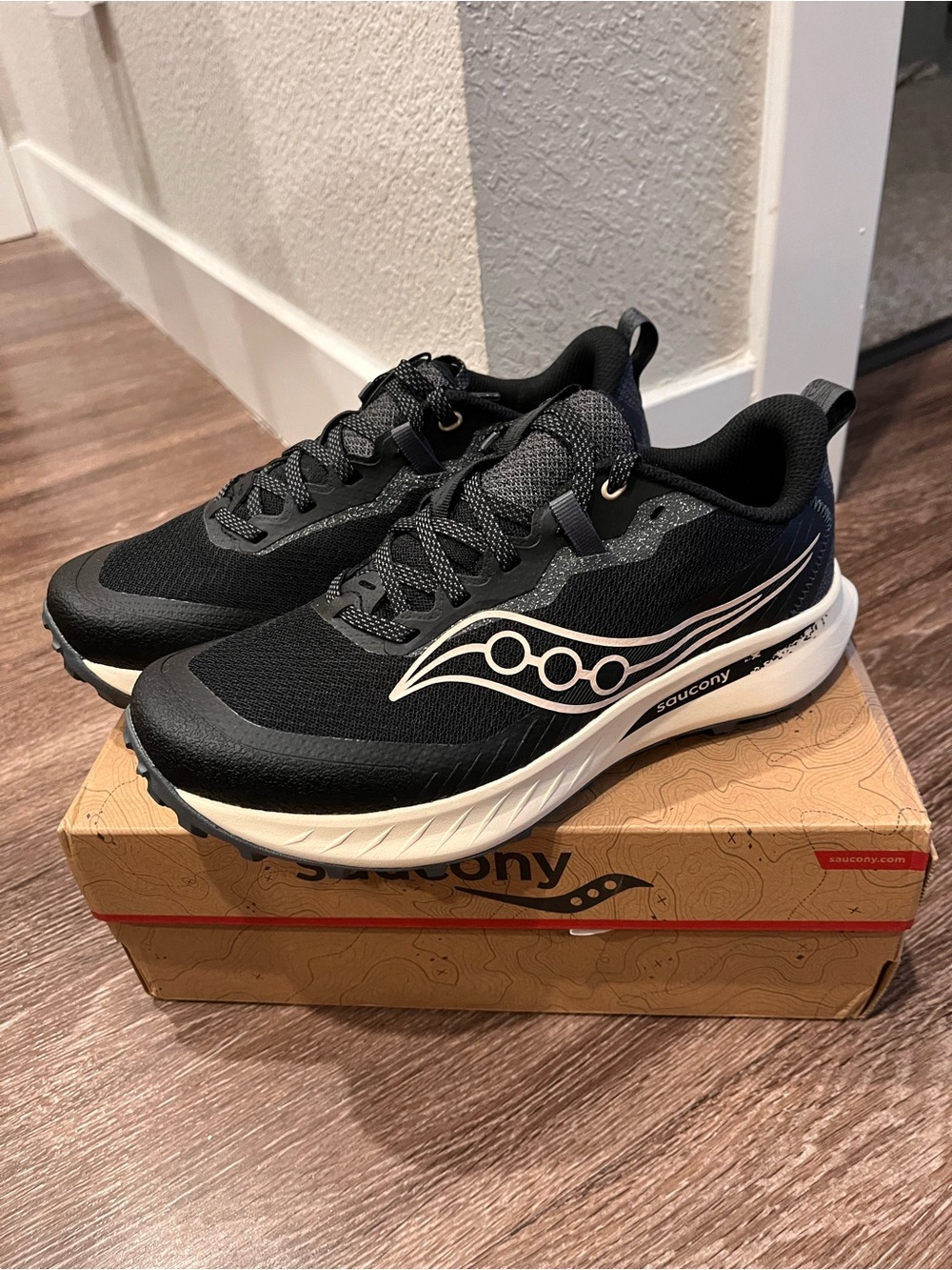 Saucony Women’s  Black and White Trail Running Sneakers (Peregrine 15, Size 9.5)